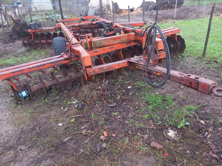 Vând plug 4brazde.disc greu 4m în v și scarificator gaspardo