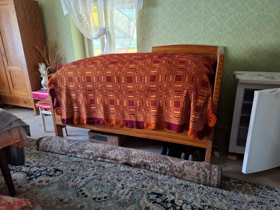 Mobilier vintage din lemn masiv, anii ‘70 – dulap, vitrină și pat