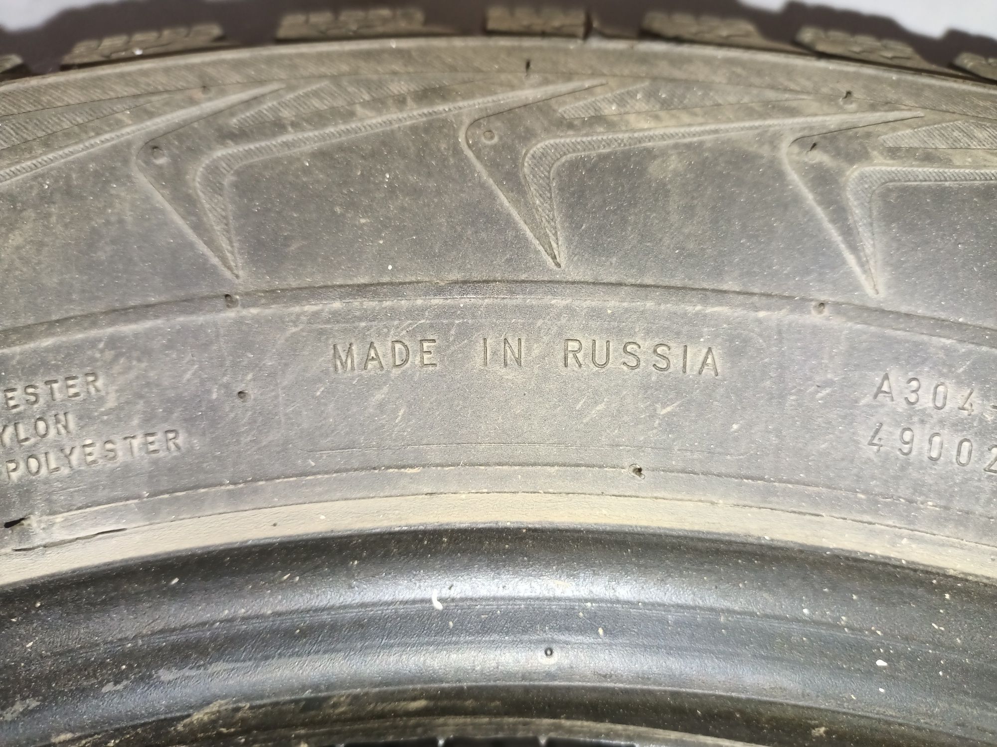 Зимние шины с шипами.