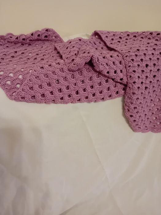 Ръчно плетен шал на една кука, подходящ и за официални случаи