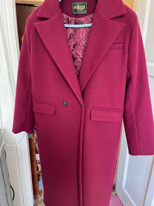 Пальто бордовый.