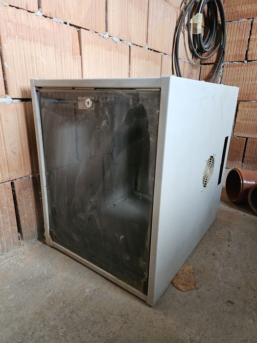 Rack metalic cu sticla fata, rack retea