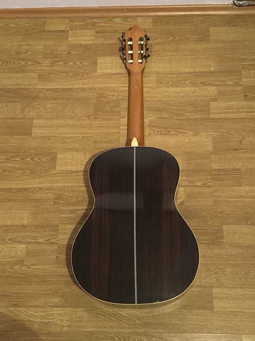 Продавам класическа китара Almeria C36