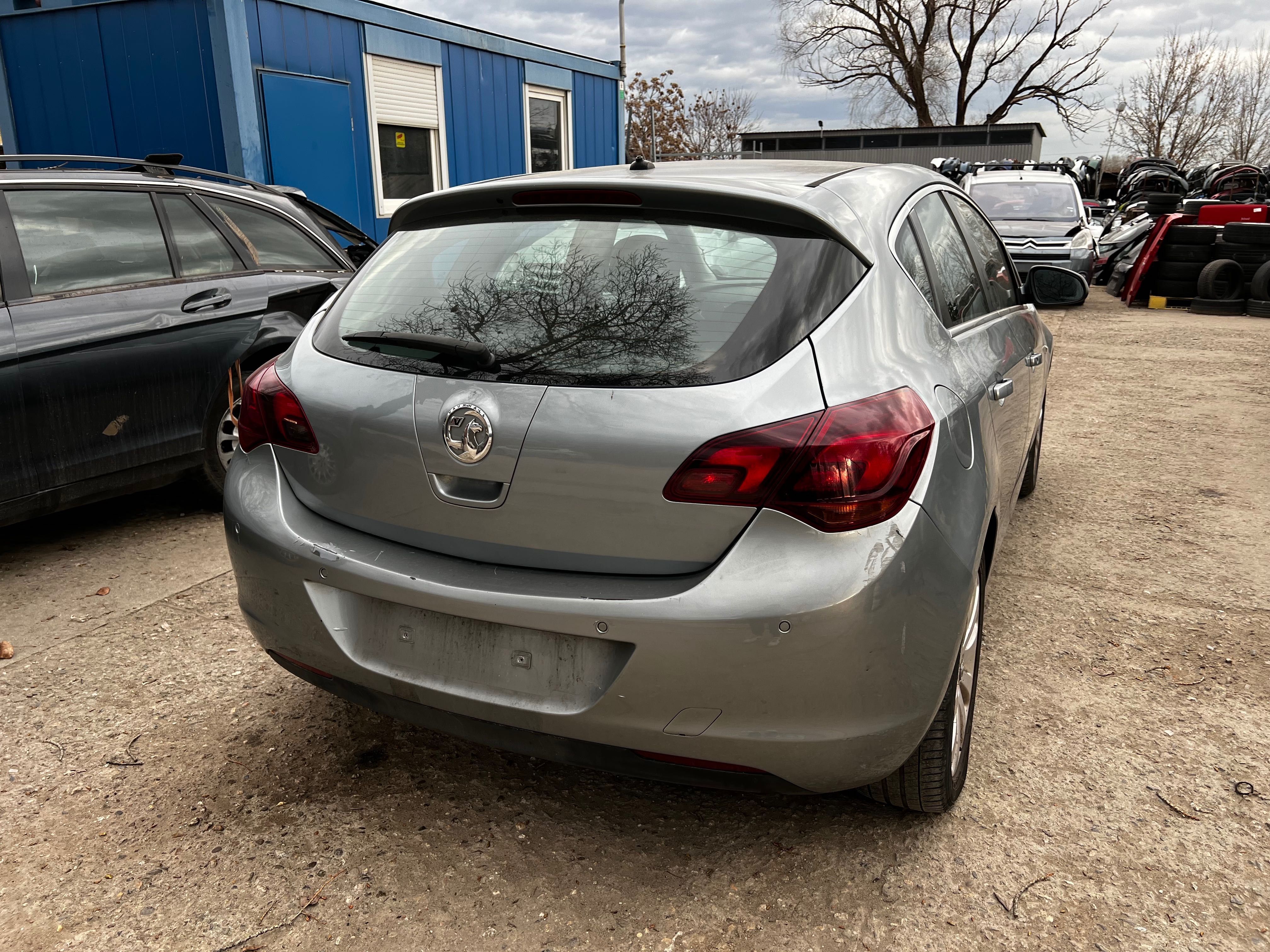 Opel Astra J 1.6 i. 2011г. на части