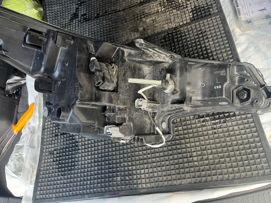 Фар за Toyota avensis