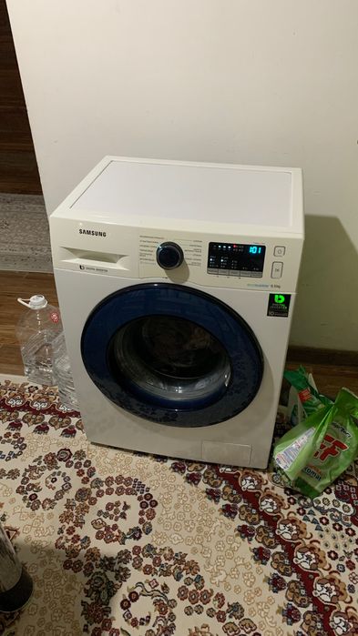 Стиралальная машина в рабочем состоянии