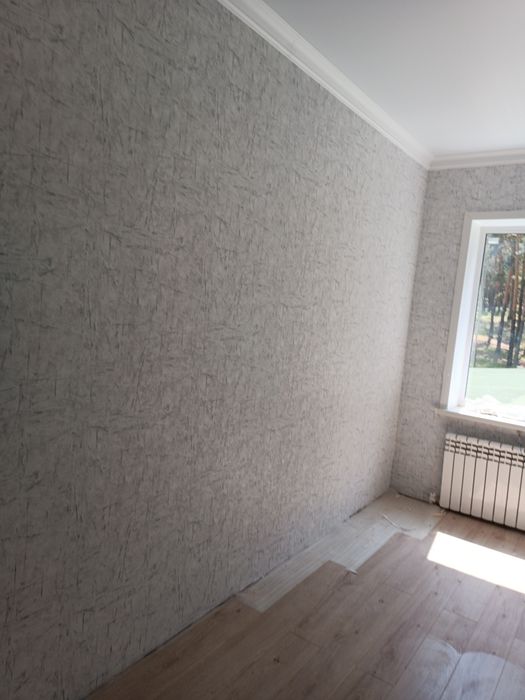 Выполним работы: поклейка обоев, покраска стен,потолков,