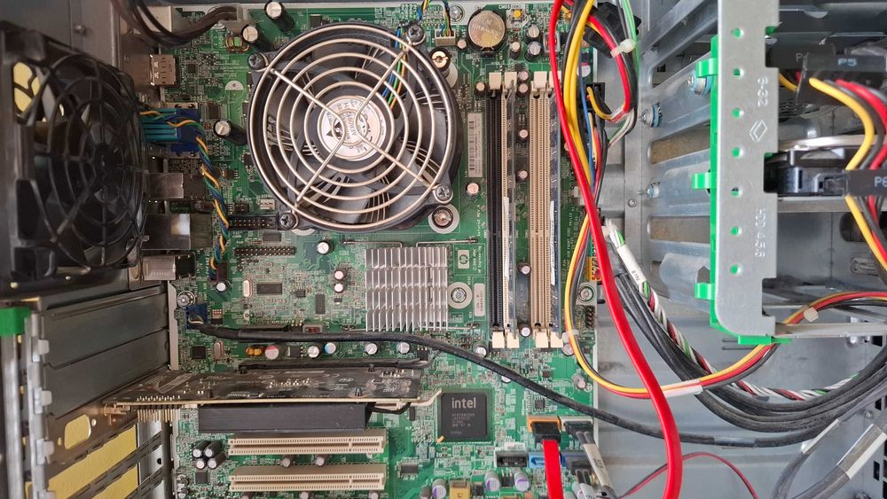 Продавам компютър HP Compaq 8000 Elite CMT