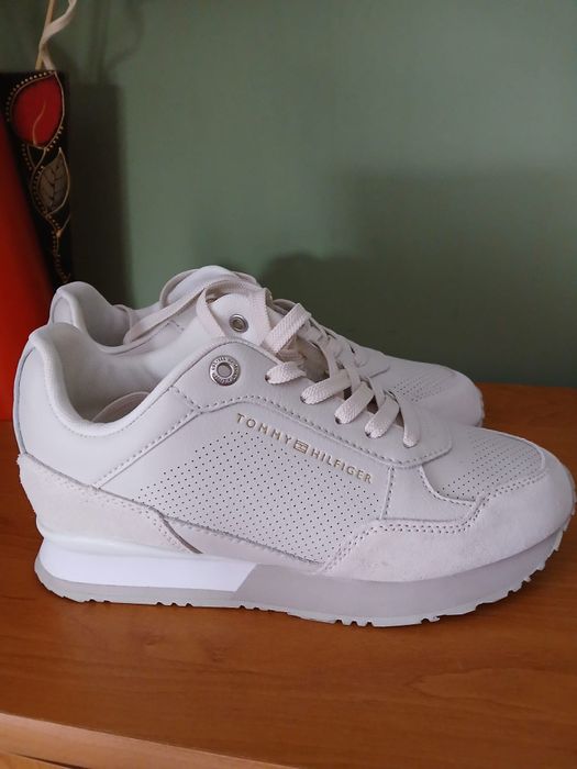 Adidași Tommy Hilfiger, noi.