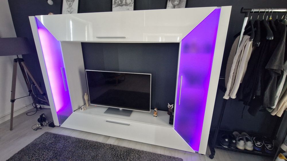 Entertainment Center cu depozitare LED