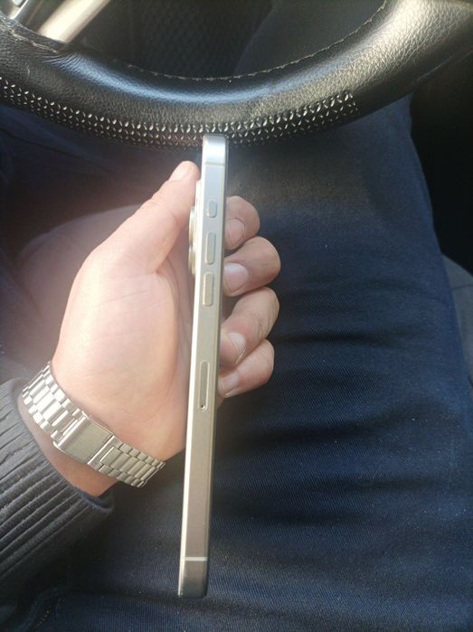 Iphone 15 pro max256 sotiladi.Karobka bor.Sastayana zor qirilgan joyi