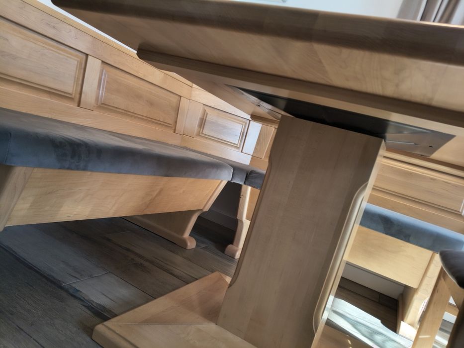 Coltar bucatarie cu masa și scaun