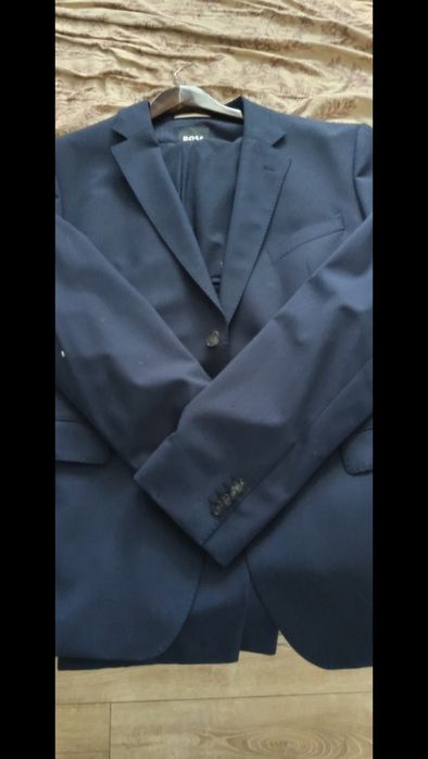 Costum BOSS Original Bleumarin măsură 56 că nou . Material  LANA !!!