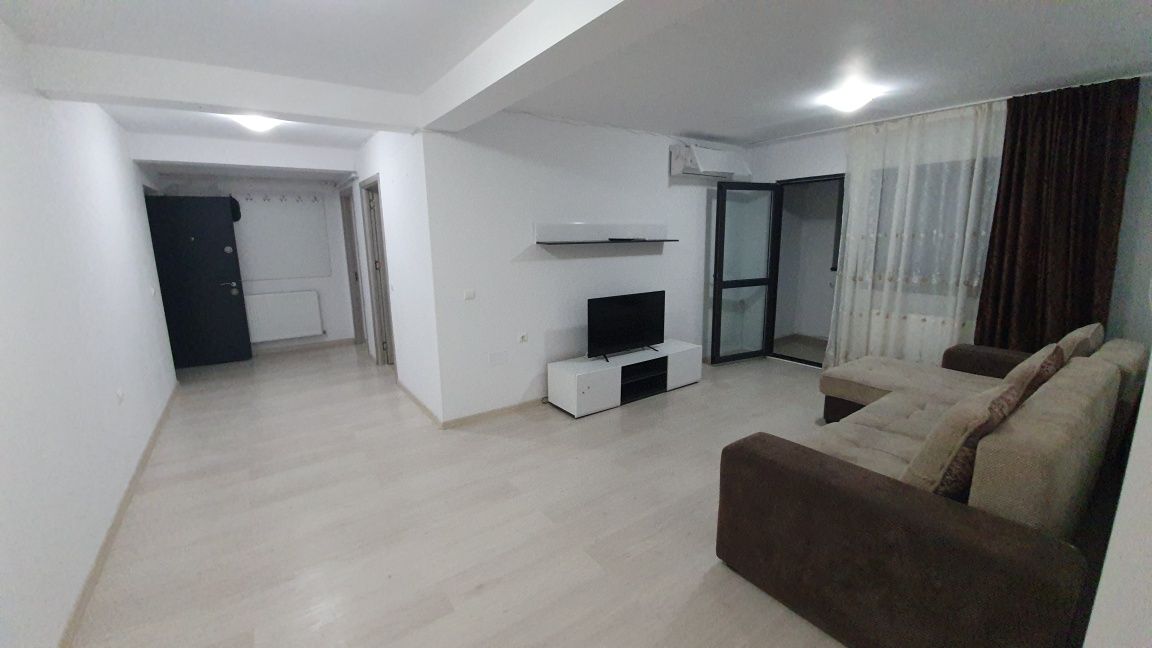 Închiriez apartament spațios.