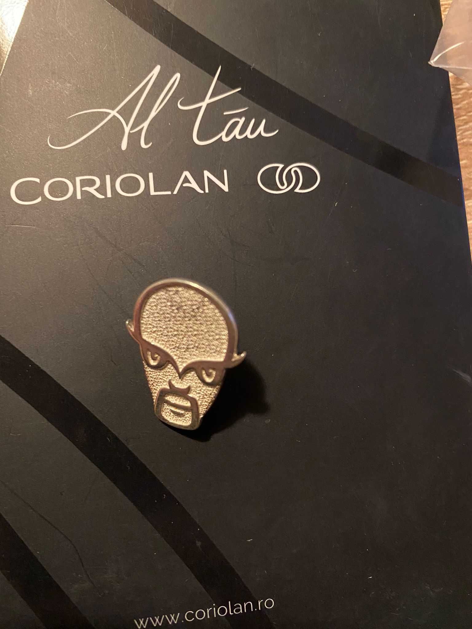 Pin sigla Rocanotherworld insigna argint Coriolan bijuterie