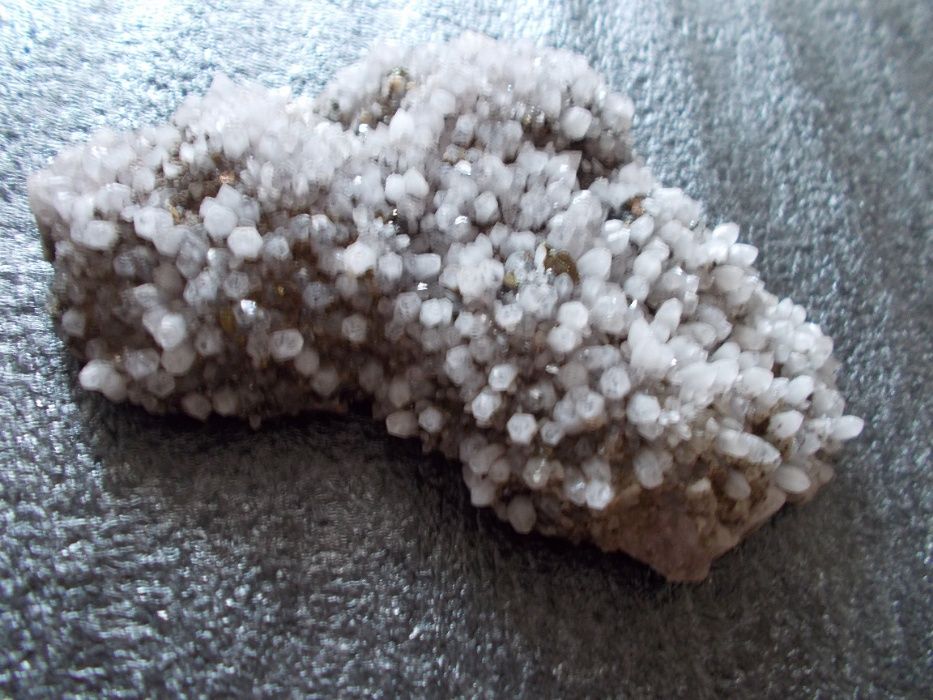 raritate,bucata geoda cristalecuart cuintruziuni metalice,cam 3,5kg