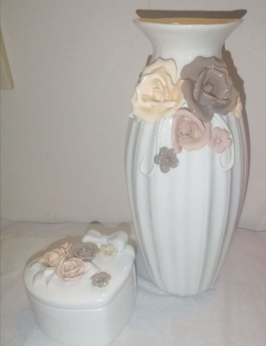 Нова бяла ваза с рози и бяла кутия за бижута с рози