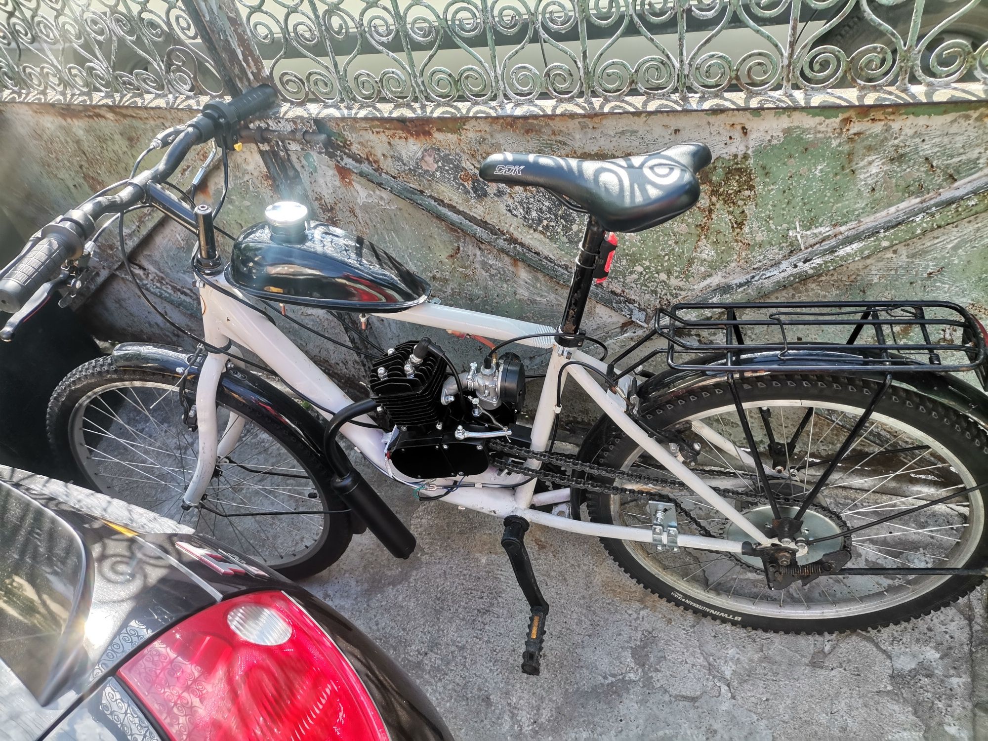 Bicicleta cu motor