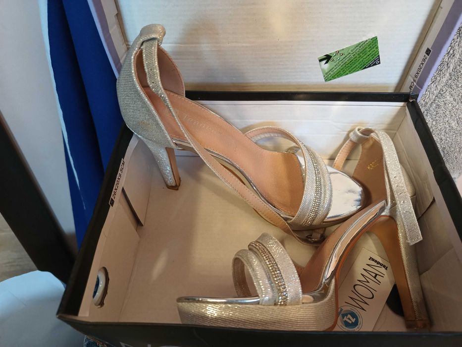 Сребристи официални обувки на ток