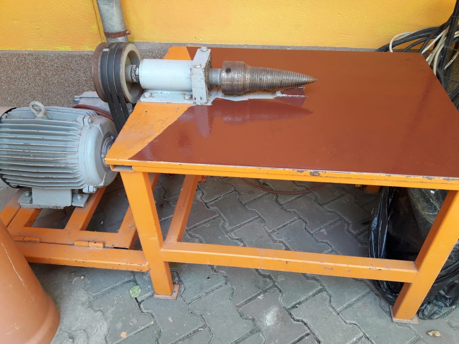 Vând mașina crepat lemne