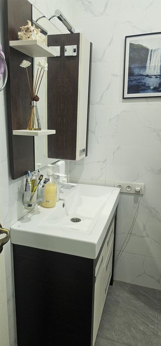 Раковина и шкаф-пенал для ванной