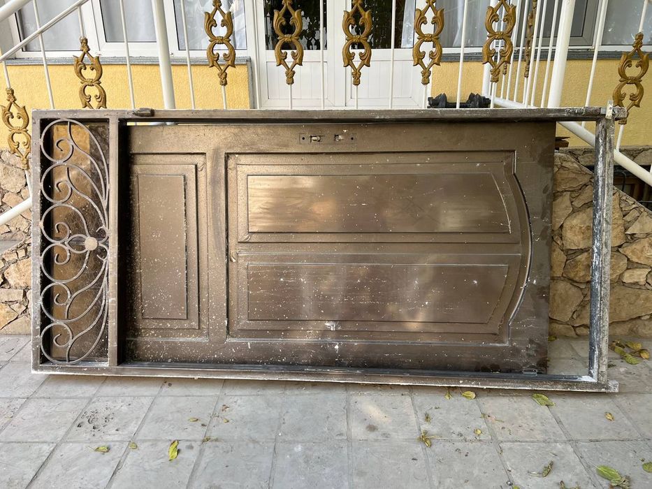 Temir eshik sotiladi