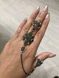 Восточное кольцо с зелеными и белыми камнями