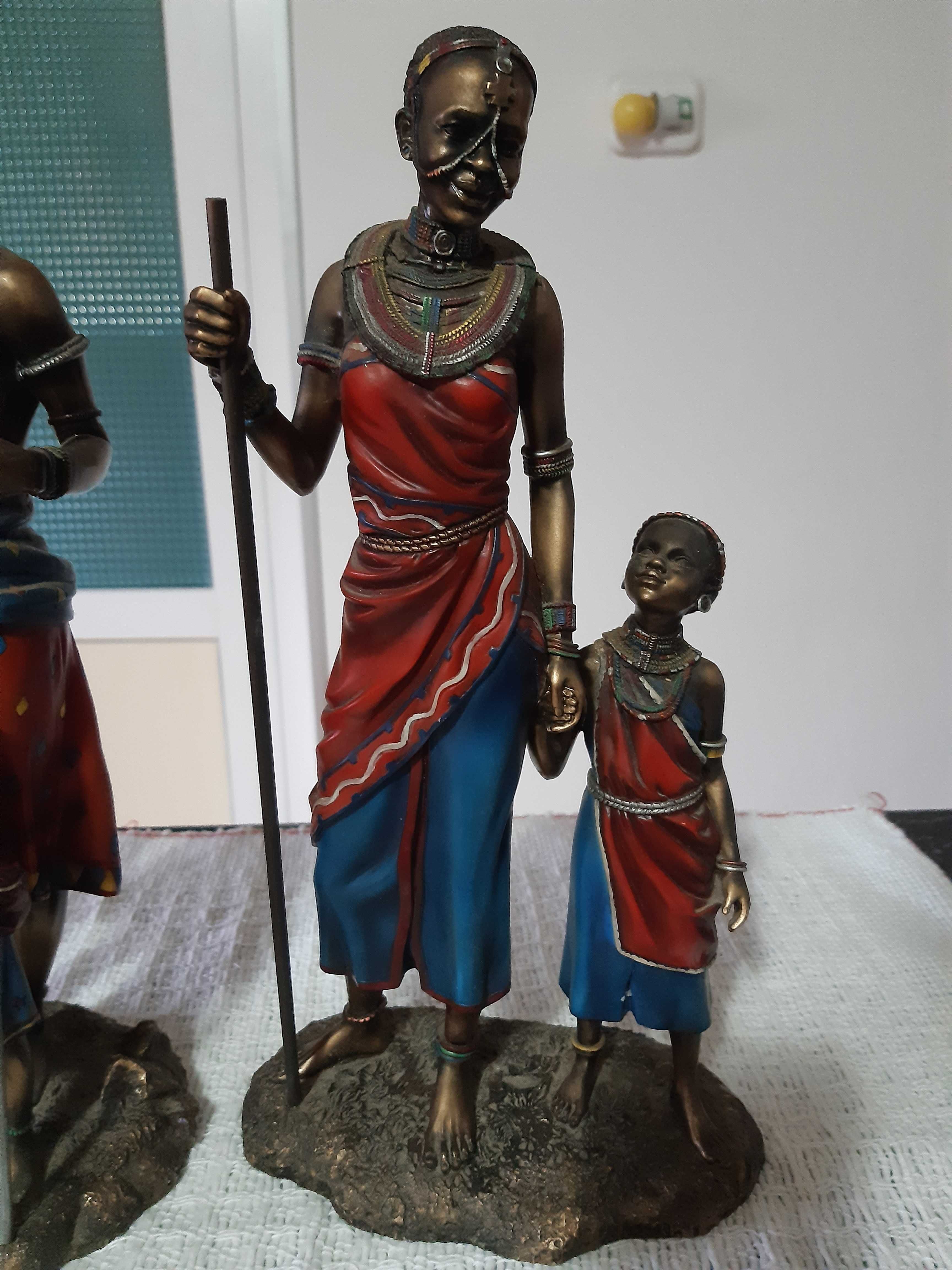 Statuete familie africana, rasina compozit, Leonardo Collection Masai