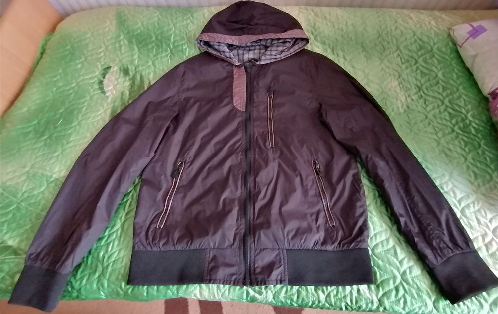 Продам ветровку летнею в отличном состоянии . ПИШИТЕ СООБЩЕНИЯ В ОЛХ.