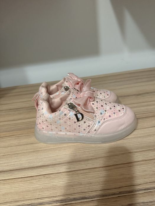 Papuci fetita cu lumini , marimea 29