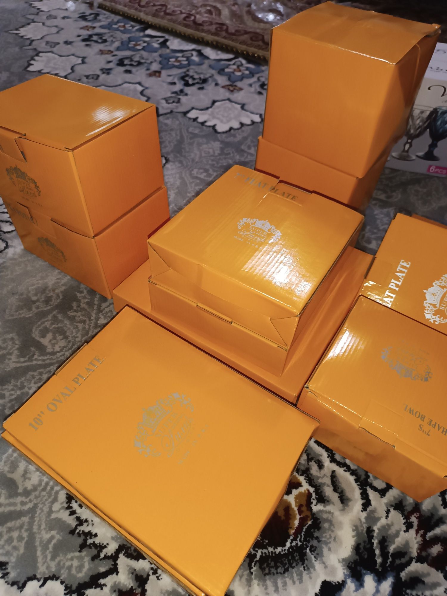 12 kishilik nabor idishlar sotiladi yangi hali karobkasi bilan