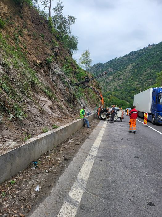 Execut lucrări de foraj pentru ancorare si stabilizări