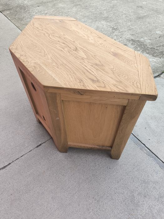 ТВ шкаф от масивен дъб