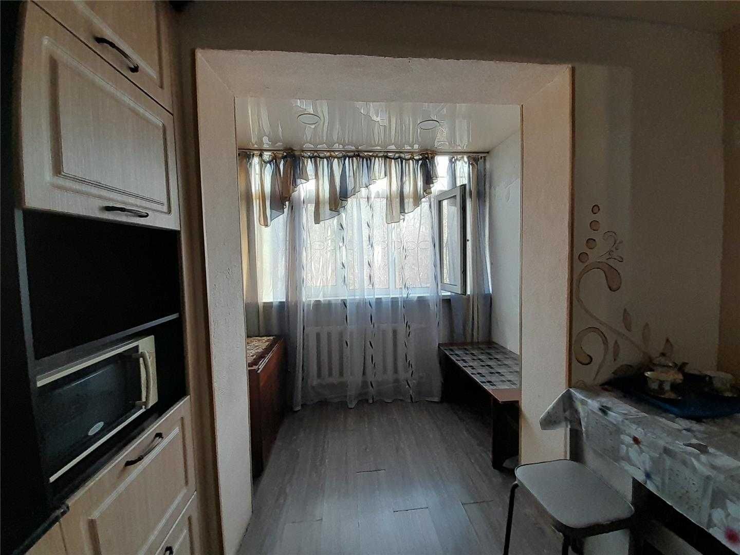 Продам 3комн квартиру студию , на 8 мкр. 1 кольцо.  2/5эт.