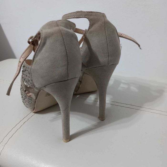 Елегантни обувки на ток