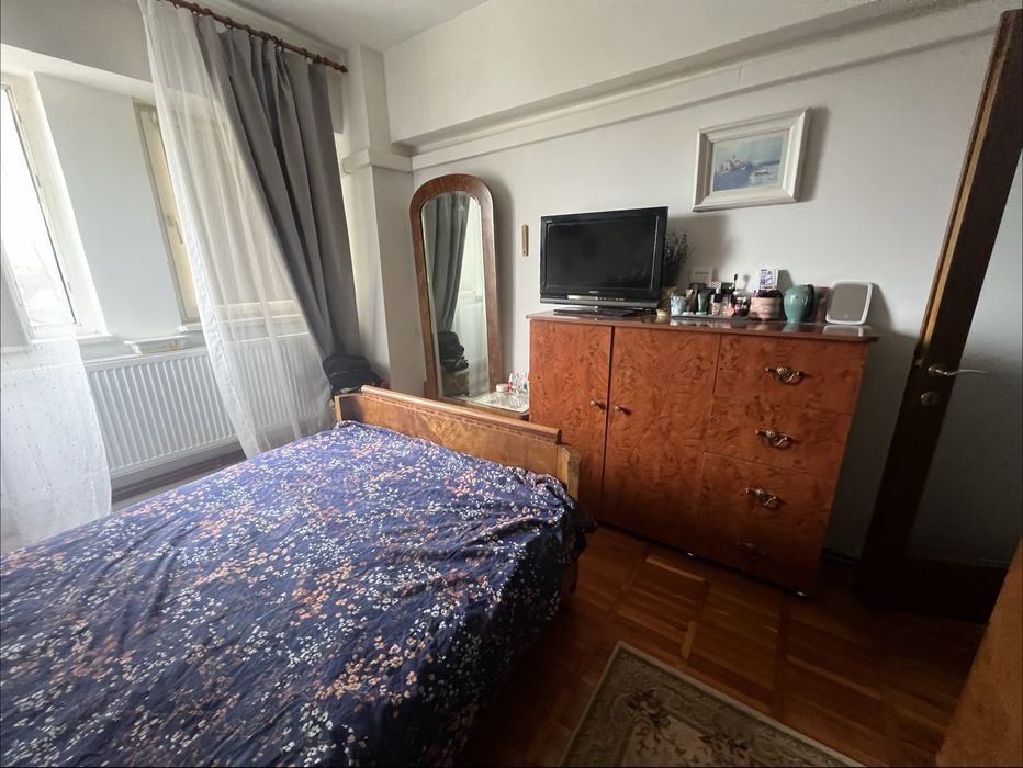 Mobila veche de lemn masiv