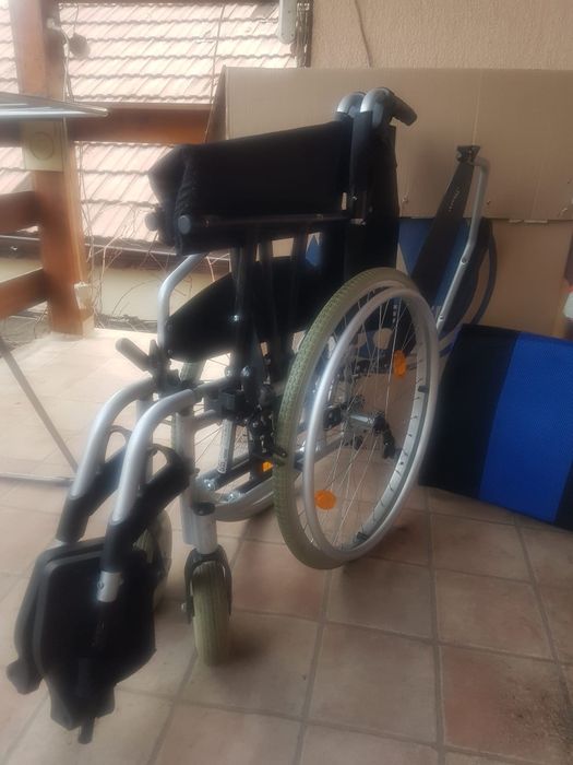 Carucior cu rotile pentru  persoane cu handicap.