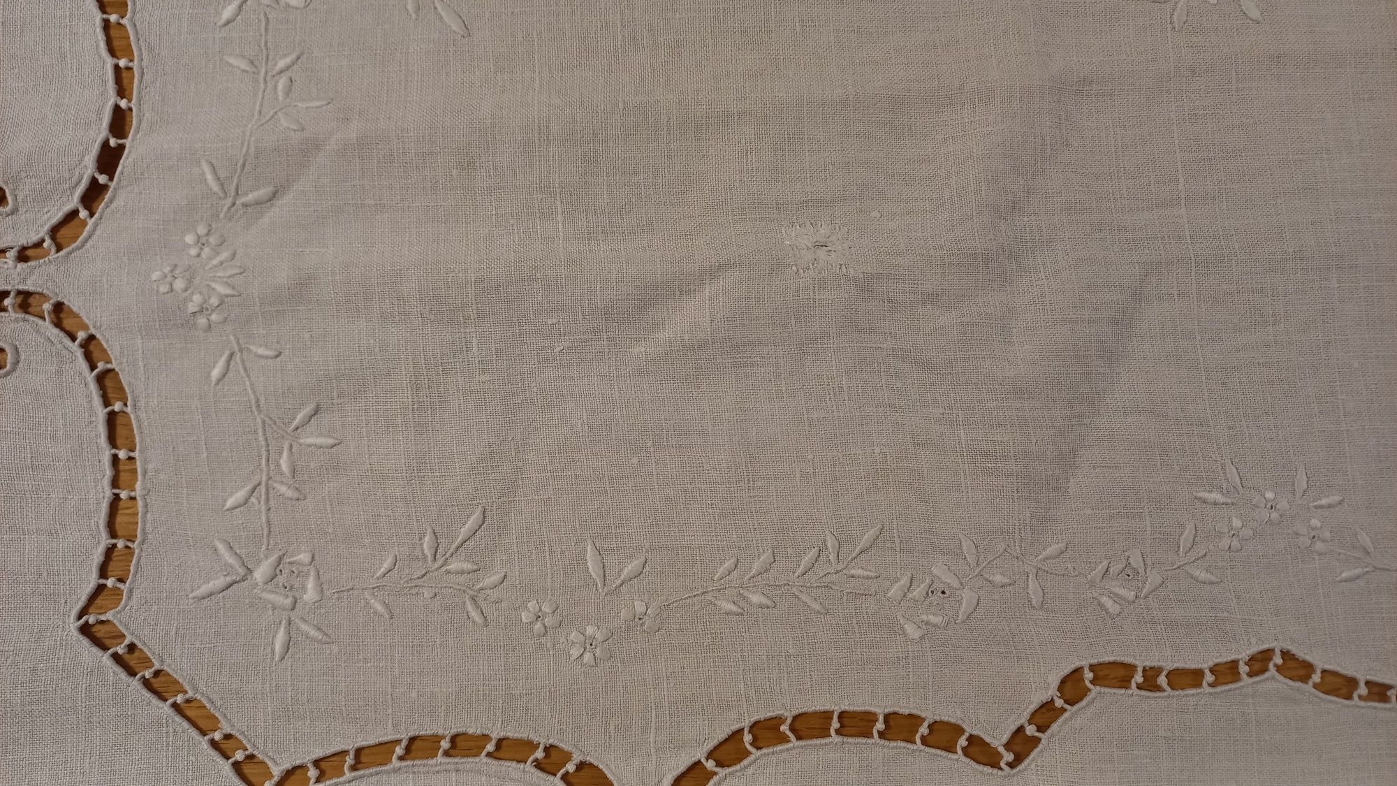 Fata se masa brodata manual 142x210 cm