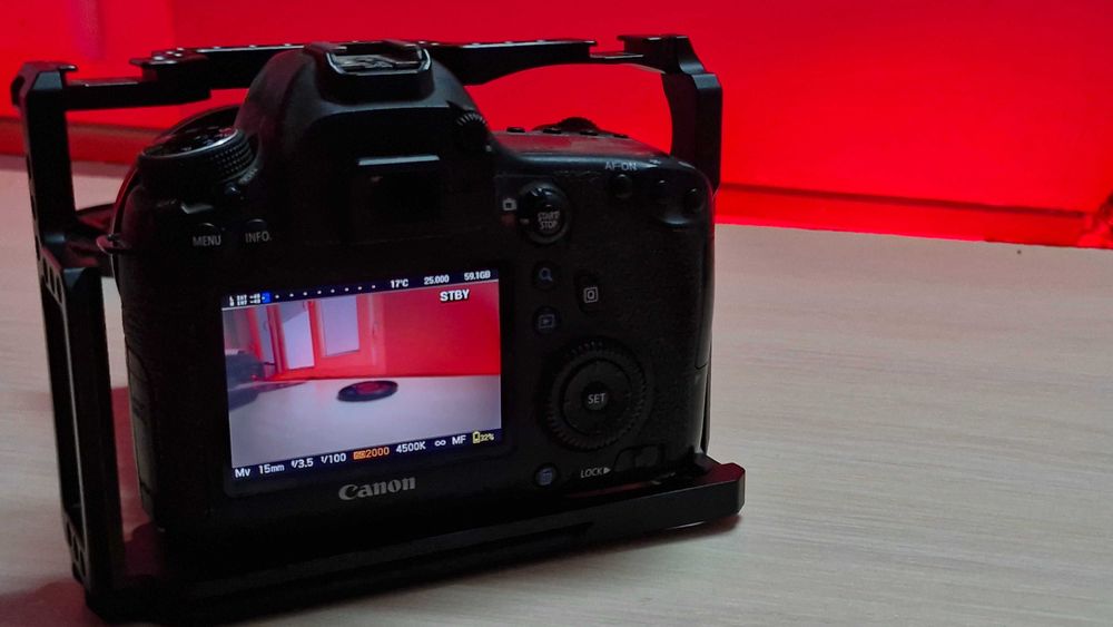 Canon 6D с клеткой + широкоугольный кроп-объектив Sigma 10–20 мм