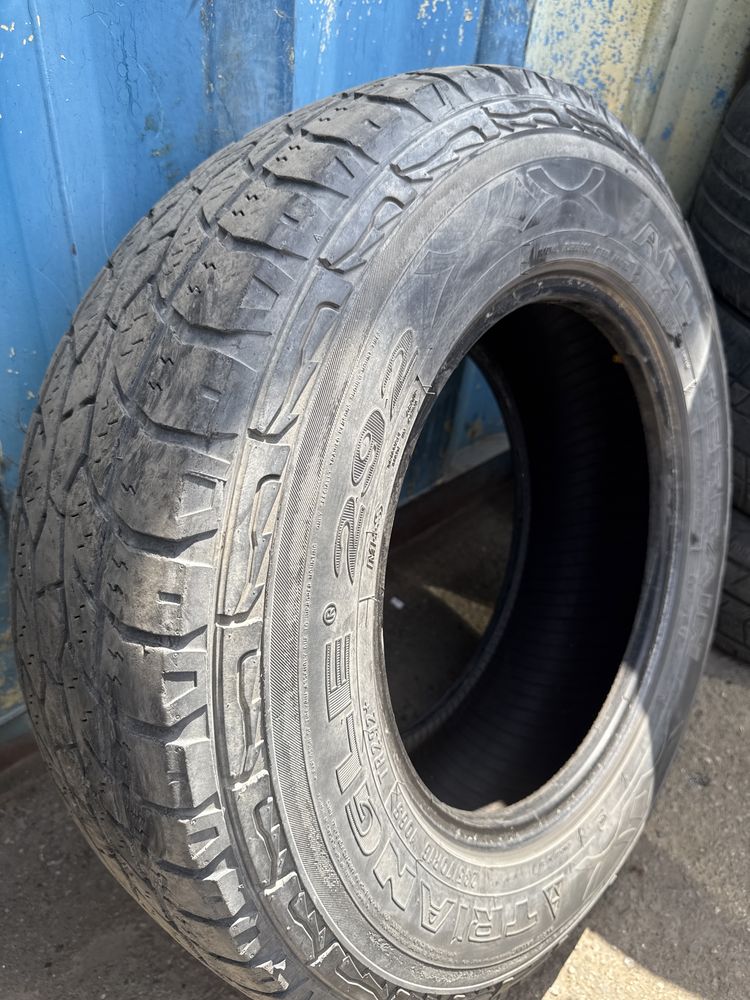 Шины 235/70/R16.