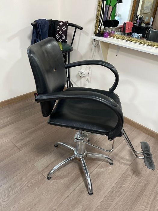 Профессиональные парикмахерское кресло