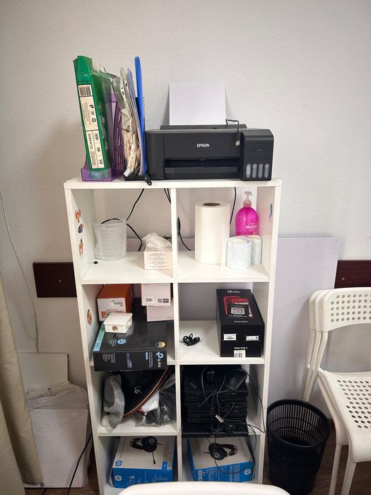 Стелаж IKEA, маркерные доски, микроволновка, тумбочка IKEA, пуфики