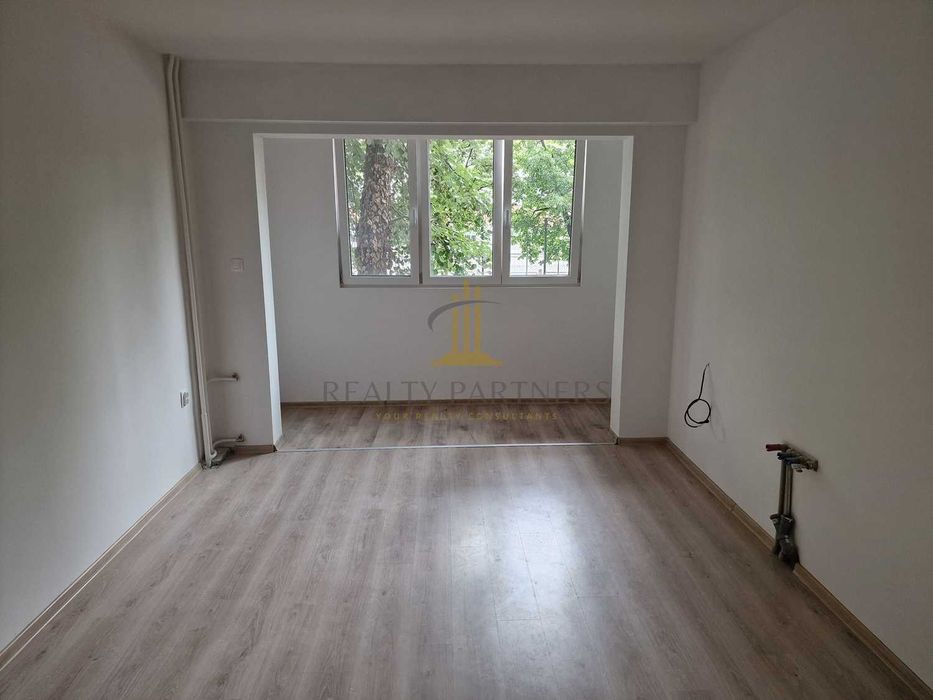 Продава се Тристаен апартамент в София, Толстой - 60 кв.м за 2397 €/кв.м - Снимка #2