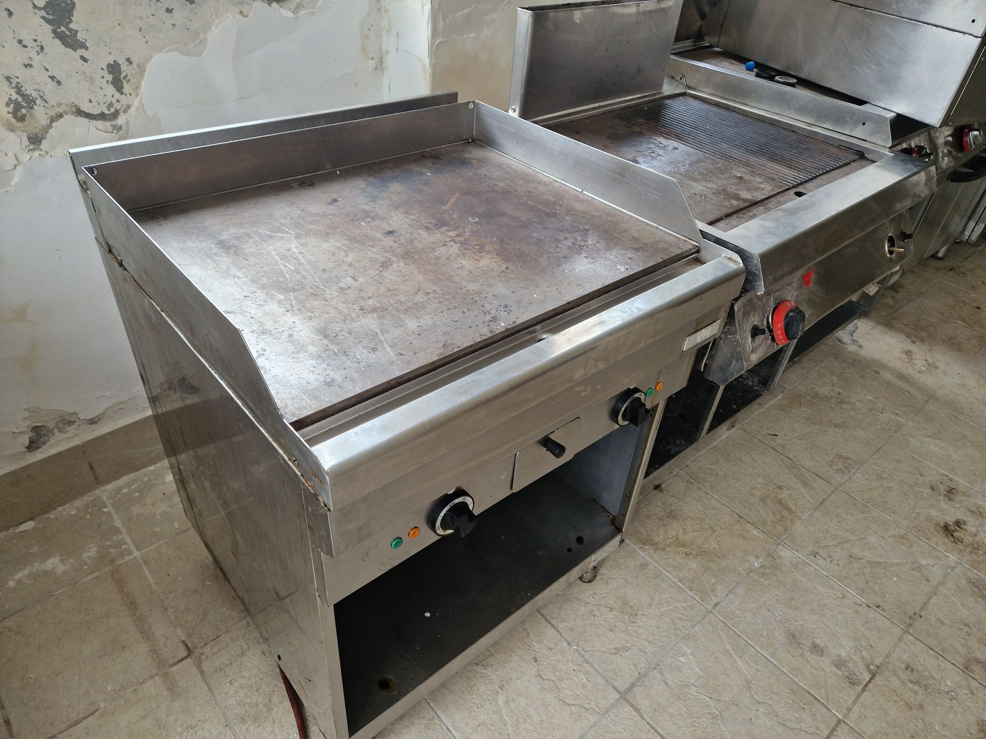 Grill neted și striat cu banc inox, pe gaz sau curent