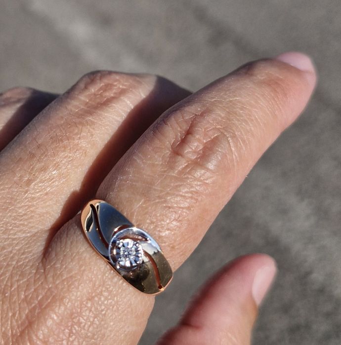 Новое золотое кольцо с бриллиантом  размер 17.5