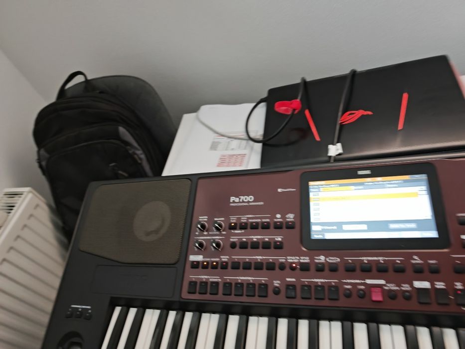 Vând clapă Korg PA700