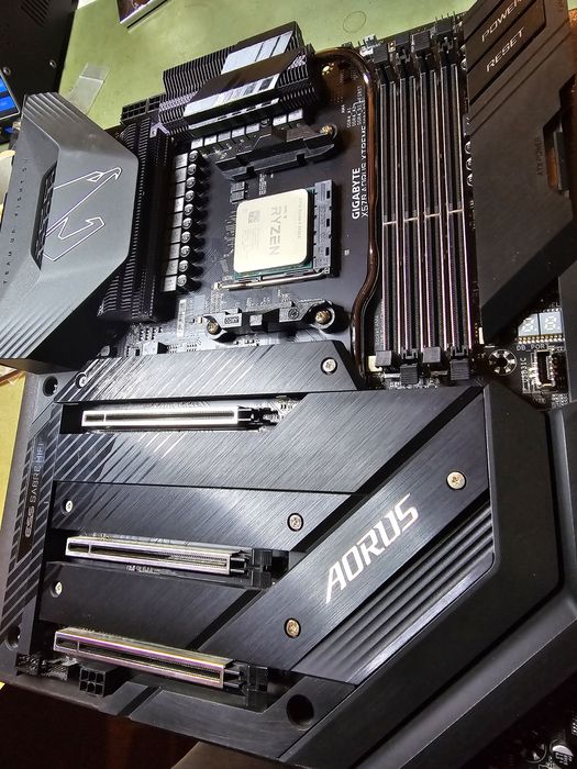 Vand procesor Ryzen 5950x+placă de bază aorus x570 xtreme