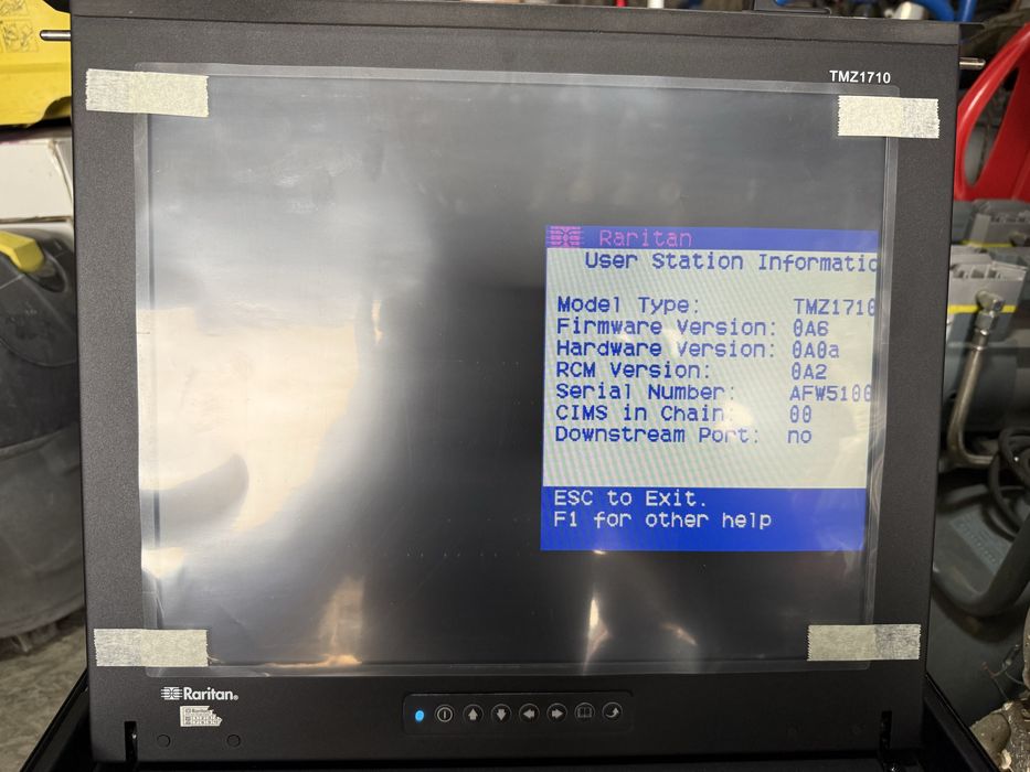 * 8-портовая IP-удаленная KVM-консоль Raritan 17-дюйм