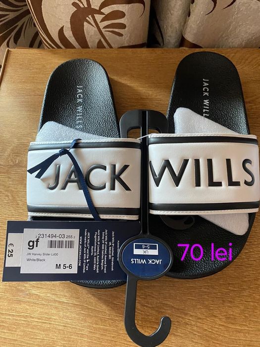 Adidași și papuci barbatesti