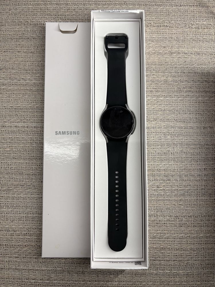 Смарт часовник Samsung Galaxy Watch4, 40 mm,